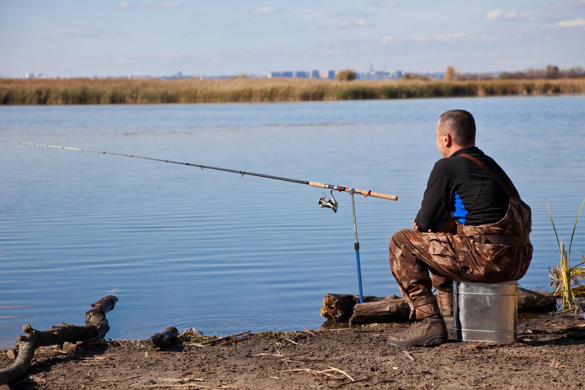 Лов рыбы в беларуси. Мужчина на рыбалке. Мужик с удочкой. Рыбак на рыбалке. Мужик ловит рыбу.